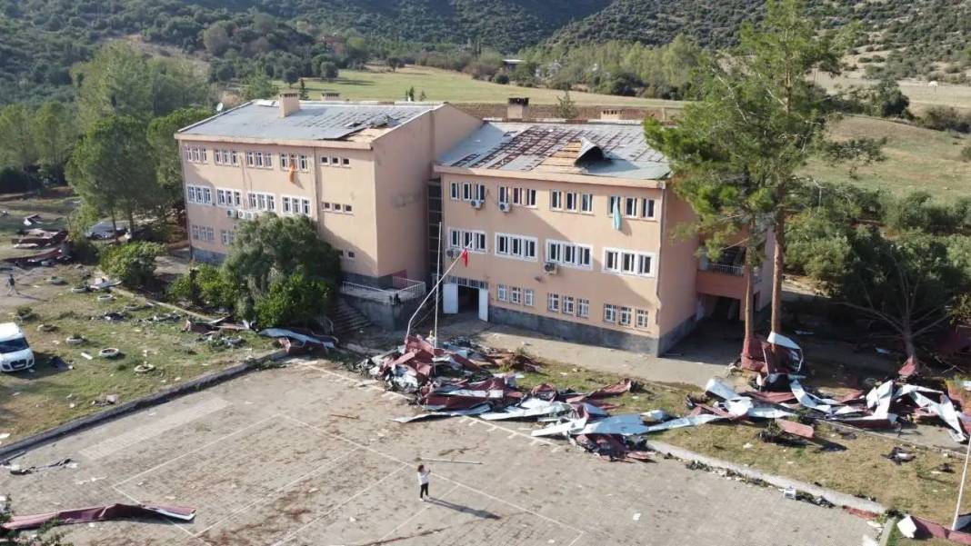 Adana’da Hortum Dehşeti: Çamlar Devrildi, Çatılar Uçtu! 1